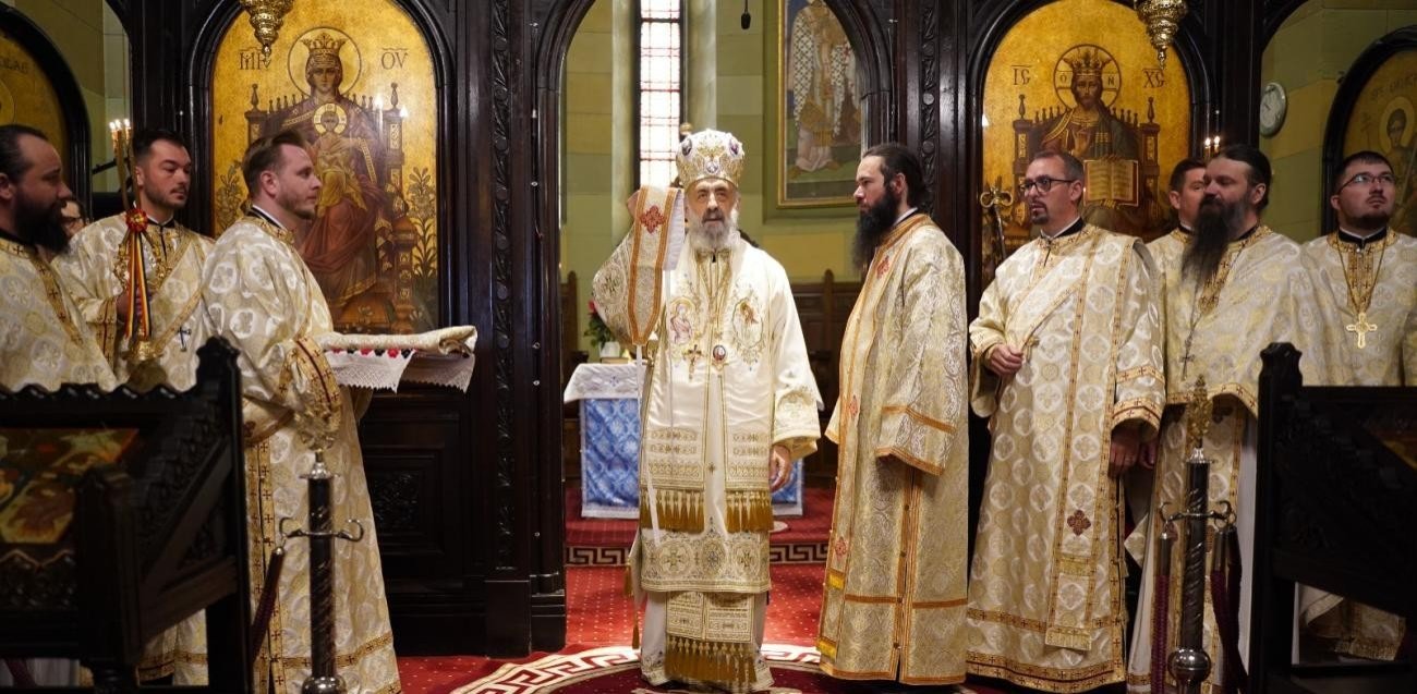 Liturghie arhierească la Catedrala Reîntregirii din Alba Iulia 352691