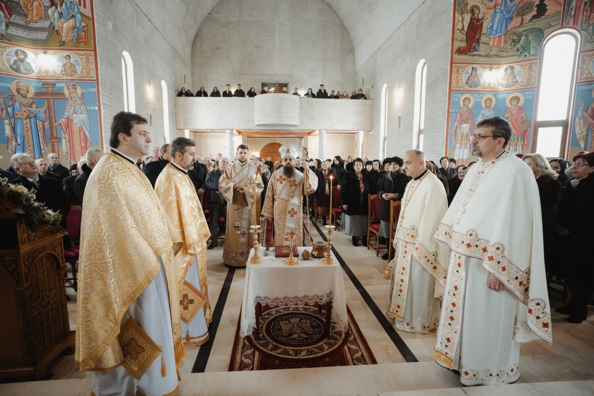 Noul iconostas al bisericii din parohia sălăjeană Crişeni a fost sfinţit 352685