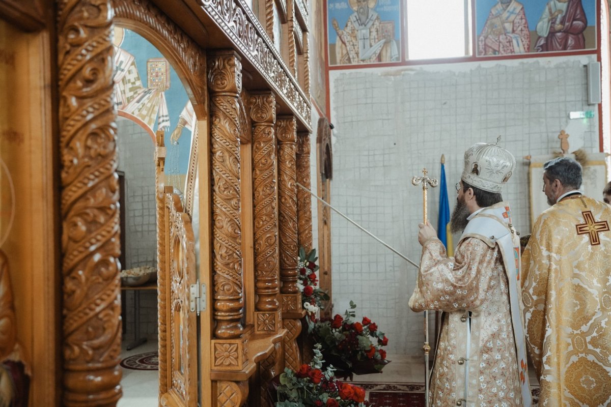 Noul iconostas al bisericii din parohia sălăjeană Crişeni a fost sfinţit 352686