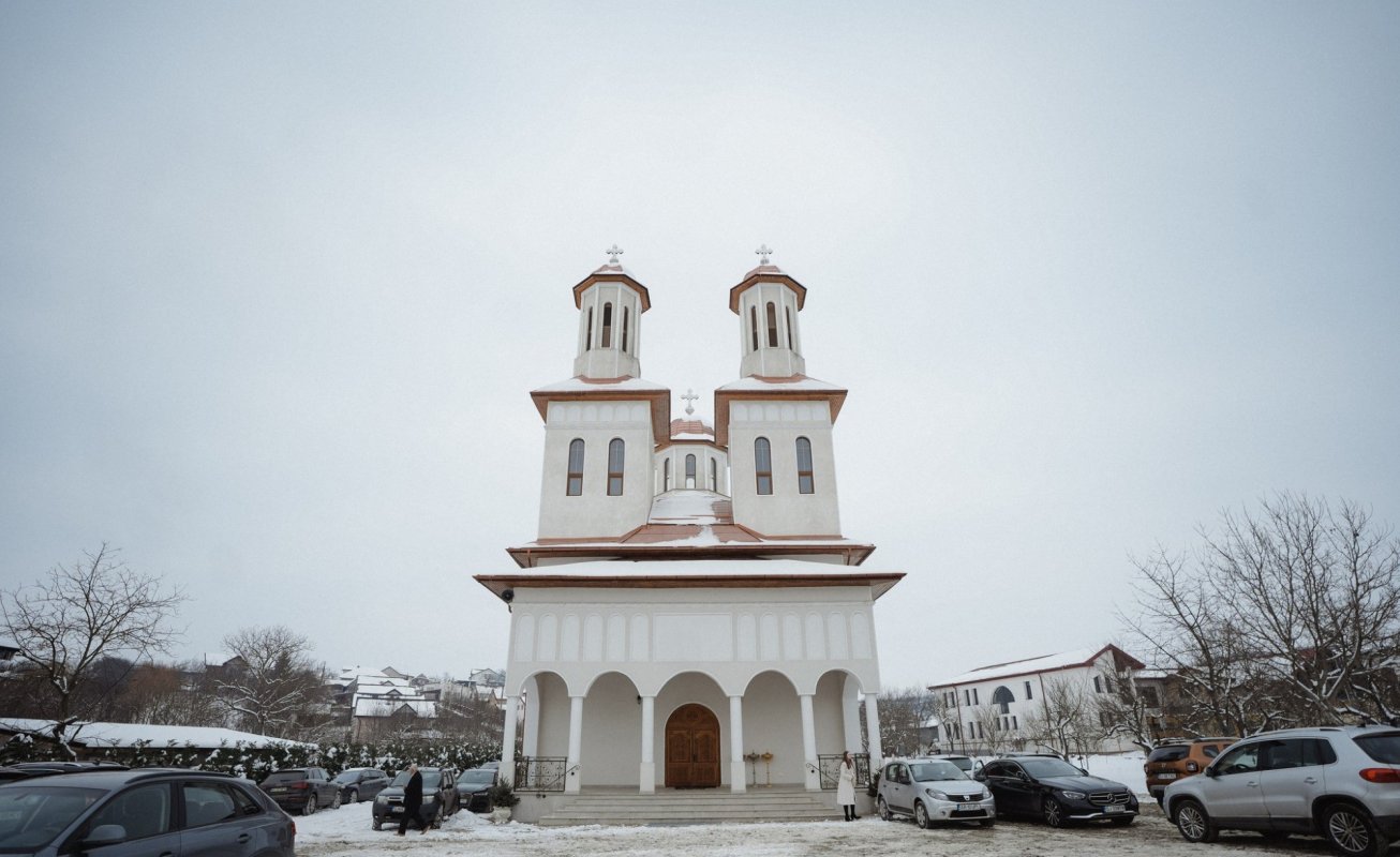 Noul iconostas al bisericii din parohia sălăjeană Crişeni a fost sfinţit 352689