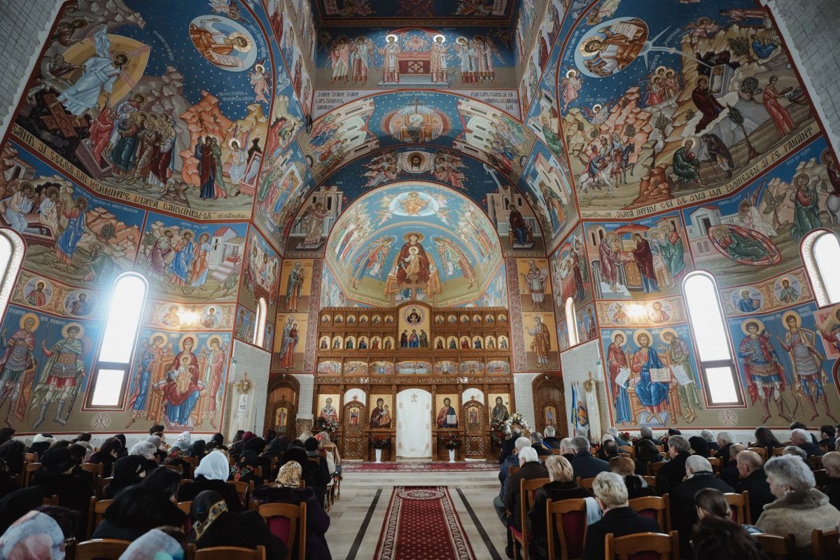 Noul iconostas al bisericii din parohia sălăjeană Crişeni a fost sfinţit 352690