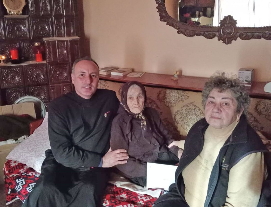 Binecuvântare pentru o venerabilă credincioasă din județul Dâmbovița 352773