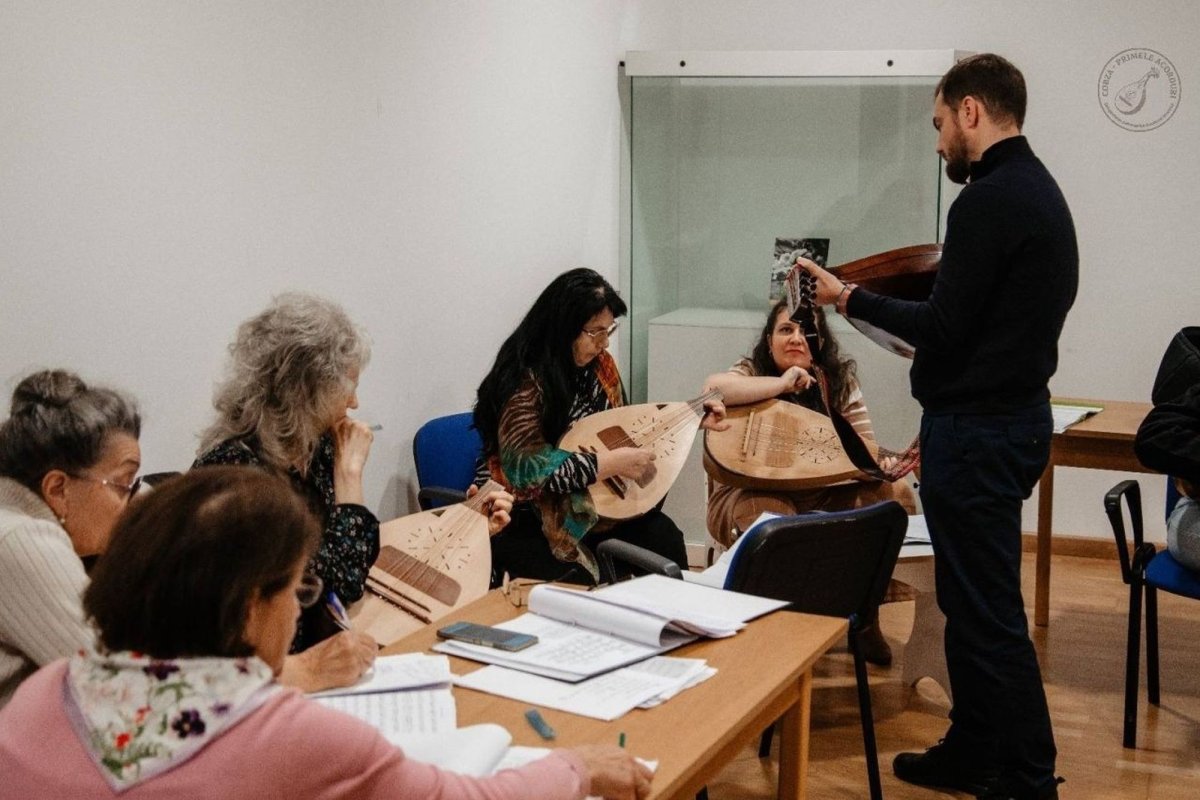 „Cobza transmite o istorie a cântecului românesc” 352730