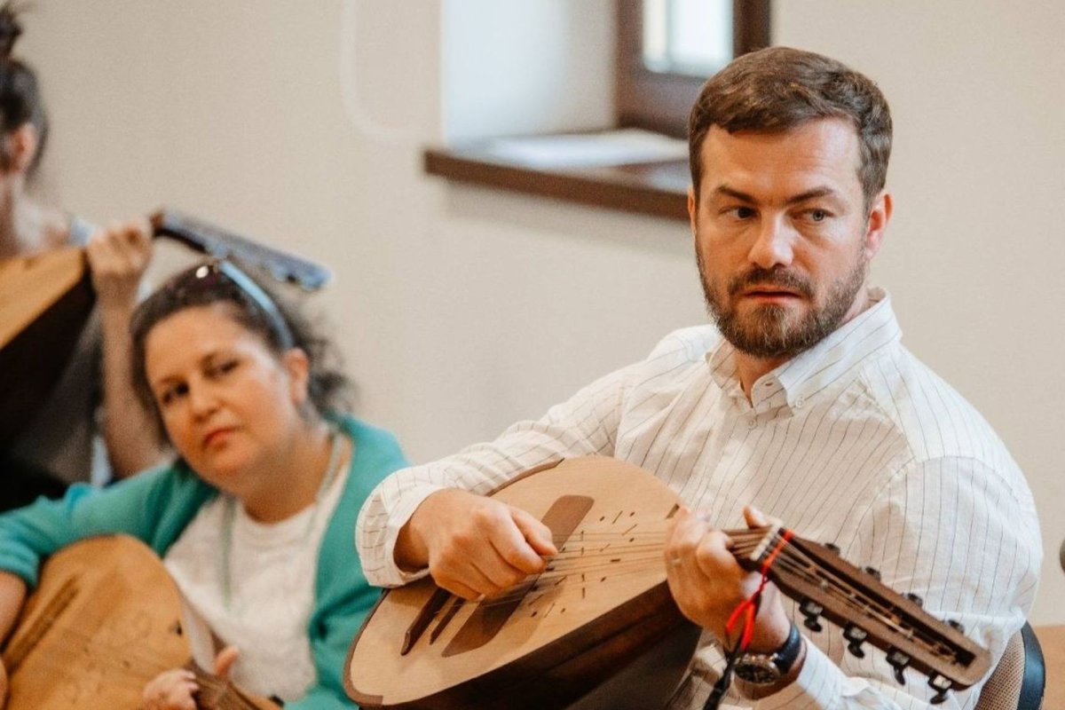 „Cobza transmite o istorie a cântecului românesc” 352738