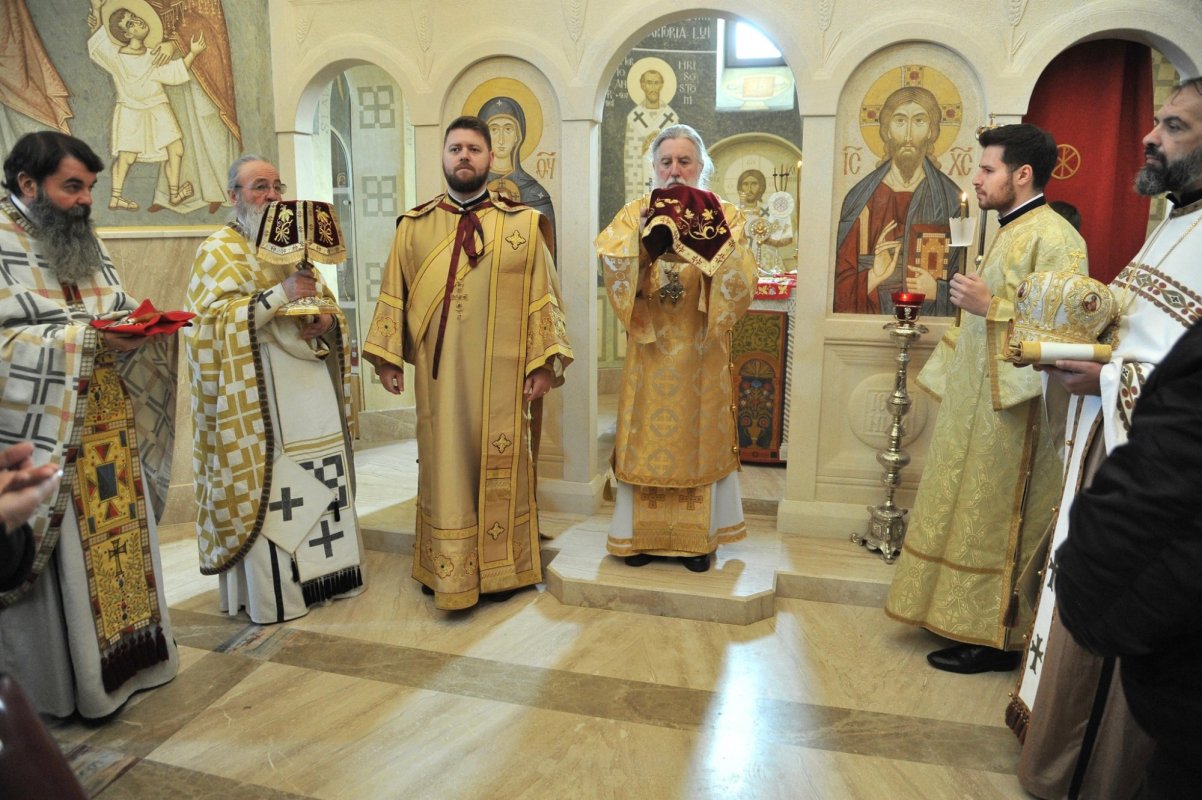 Liturghie arhierească la Așezământul „Sfântul Cuvios Onufrie cel Mare” de la Florești 352753
