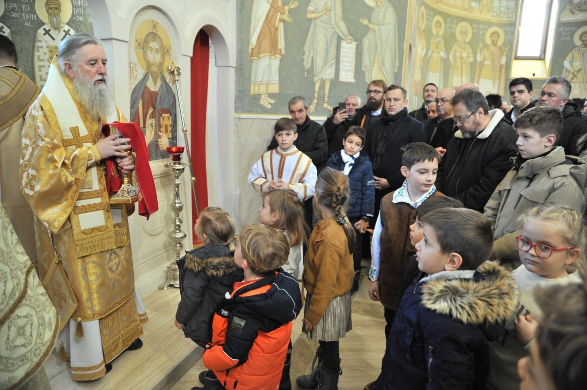 Liturghie arhierească la Așezământul „Sfântul Cuvios Onufrie cel Mare” de la Florești 352754