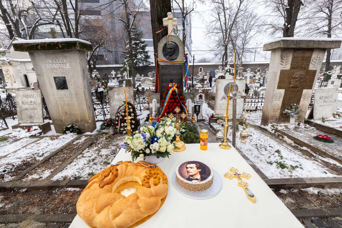 Pomenirea poetului național Mihai Eminescu la mormântul lui din Capitală  352861