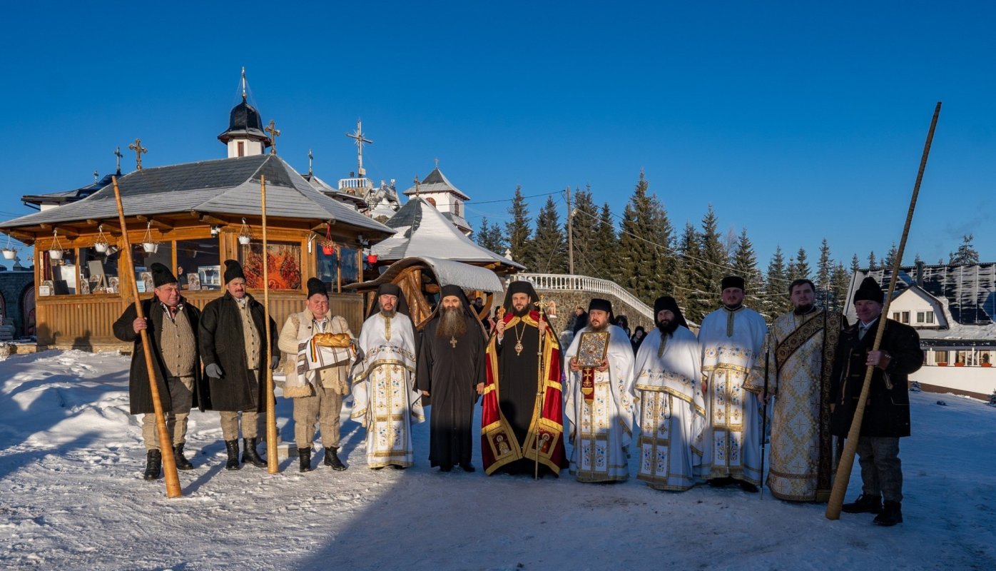 Liturghie arhierească la Mănăstirea Piatra Tăieturii 353160