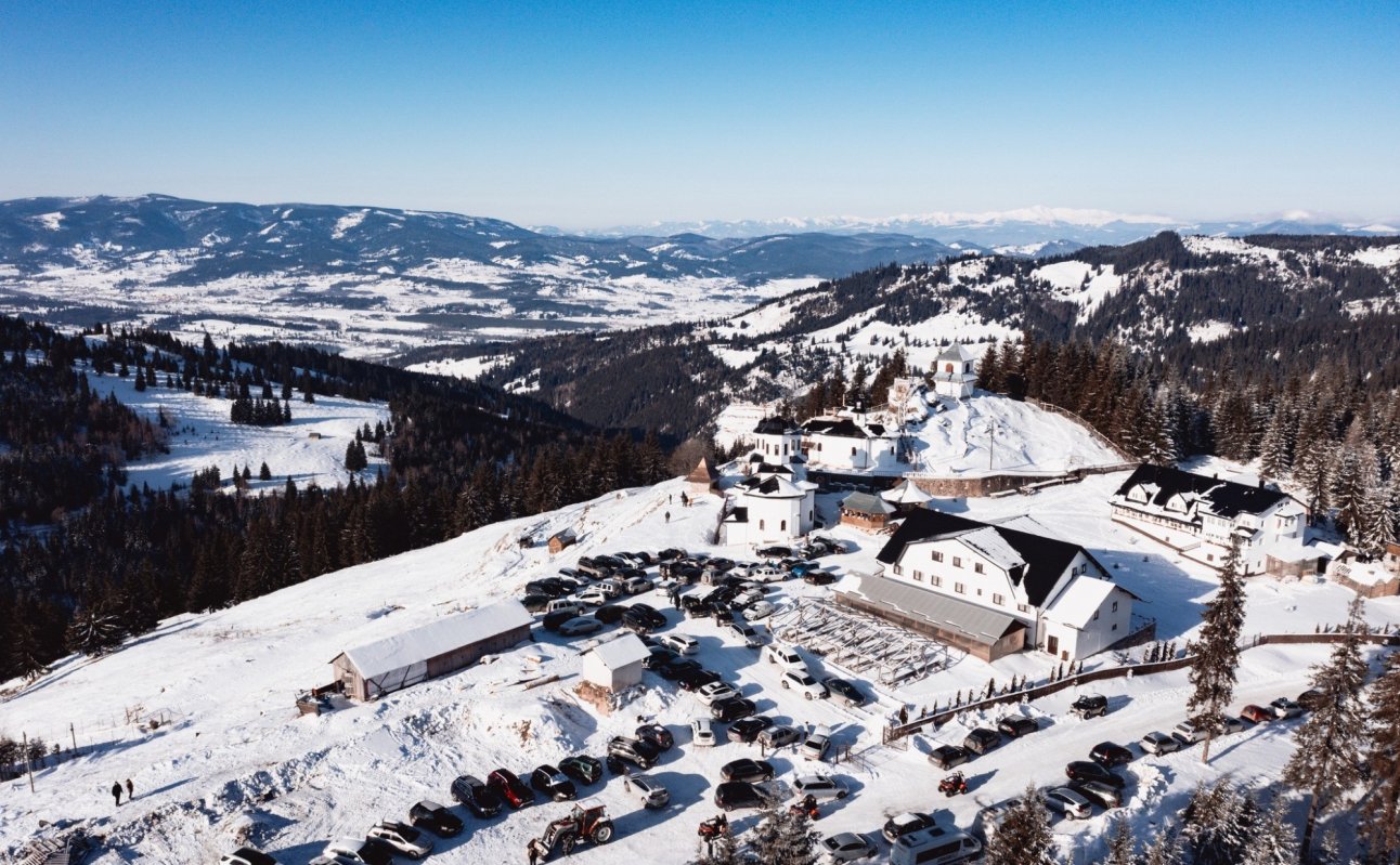 Liturghie arhierească la Mănăstirea Piatra Tăieturii 353161