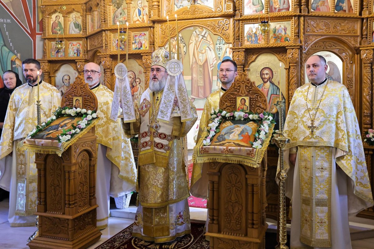 Slujire arhierească la Parohia „Sfinții Trei Ierarhi” din Buzău 353156