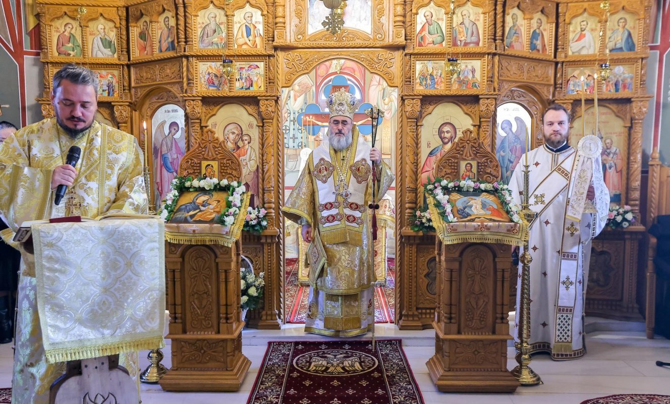 Slujire arhierească la Parohia „Sfinții Trei Ierarhi” din Buzău 353157