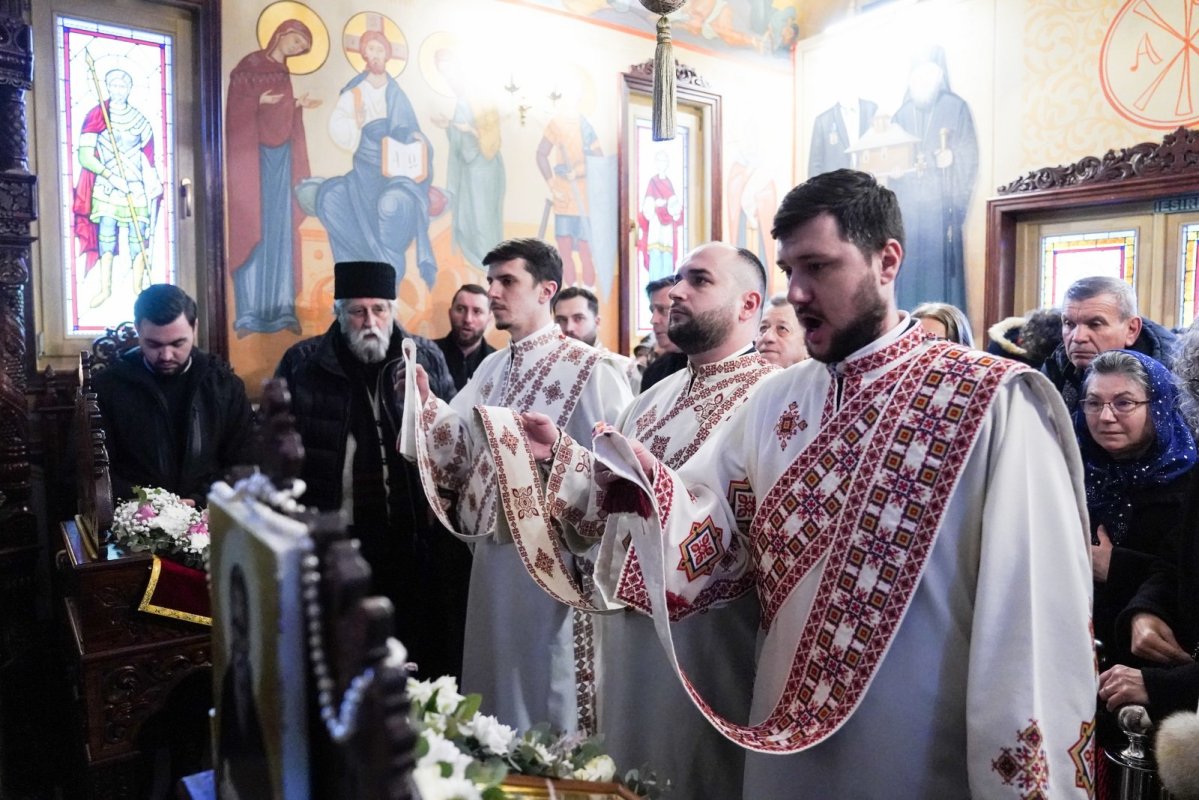 Zi de sărbătoare la un paraclis din Pitești 353456