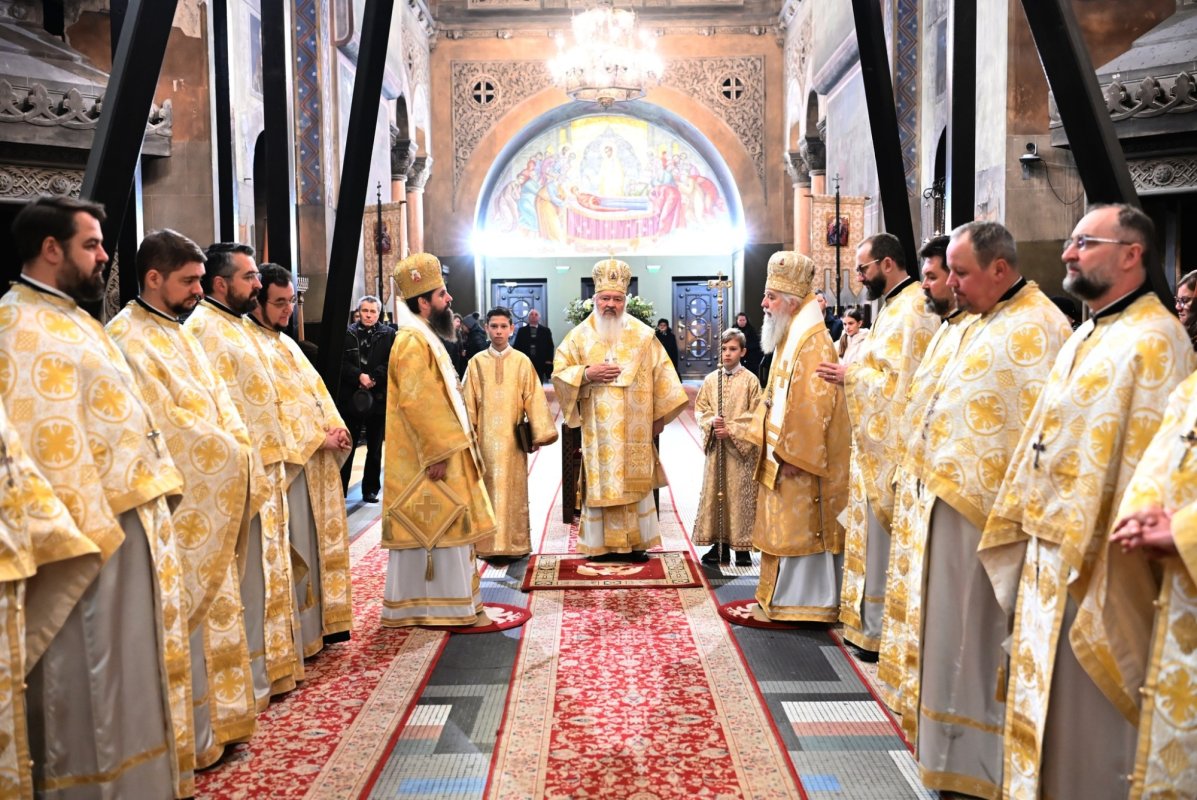 Înaltpreasfinţitul Părinte Mitropolit Andrei a sărbătorit 77 de ani prin rugăciune 353698