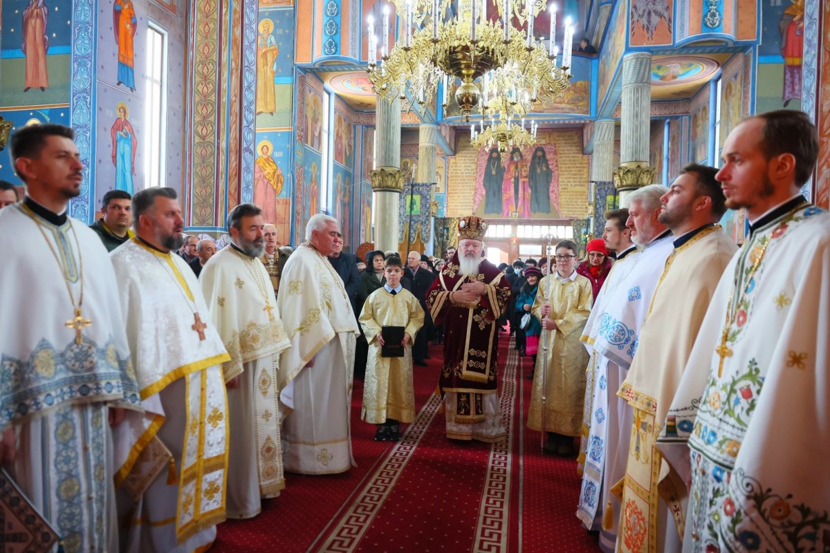 Slujire arhierească la Biserica „Învierea Domnului” din Turda 353849
