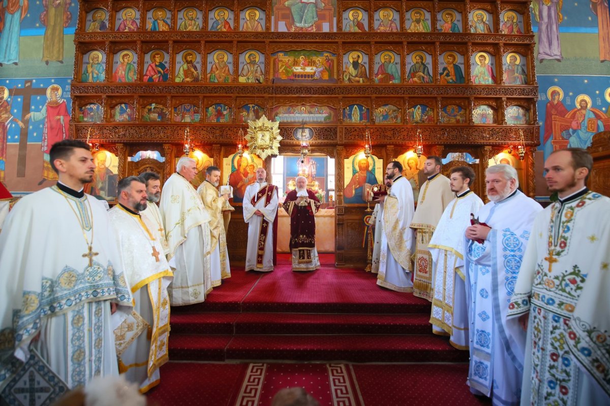 Slujire arhierească la Biserica „Învierea Domnului” din Turda 353850