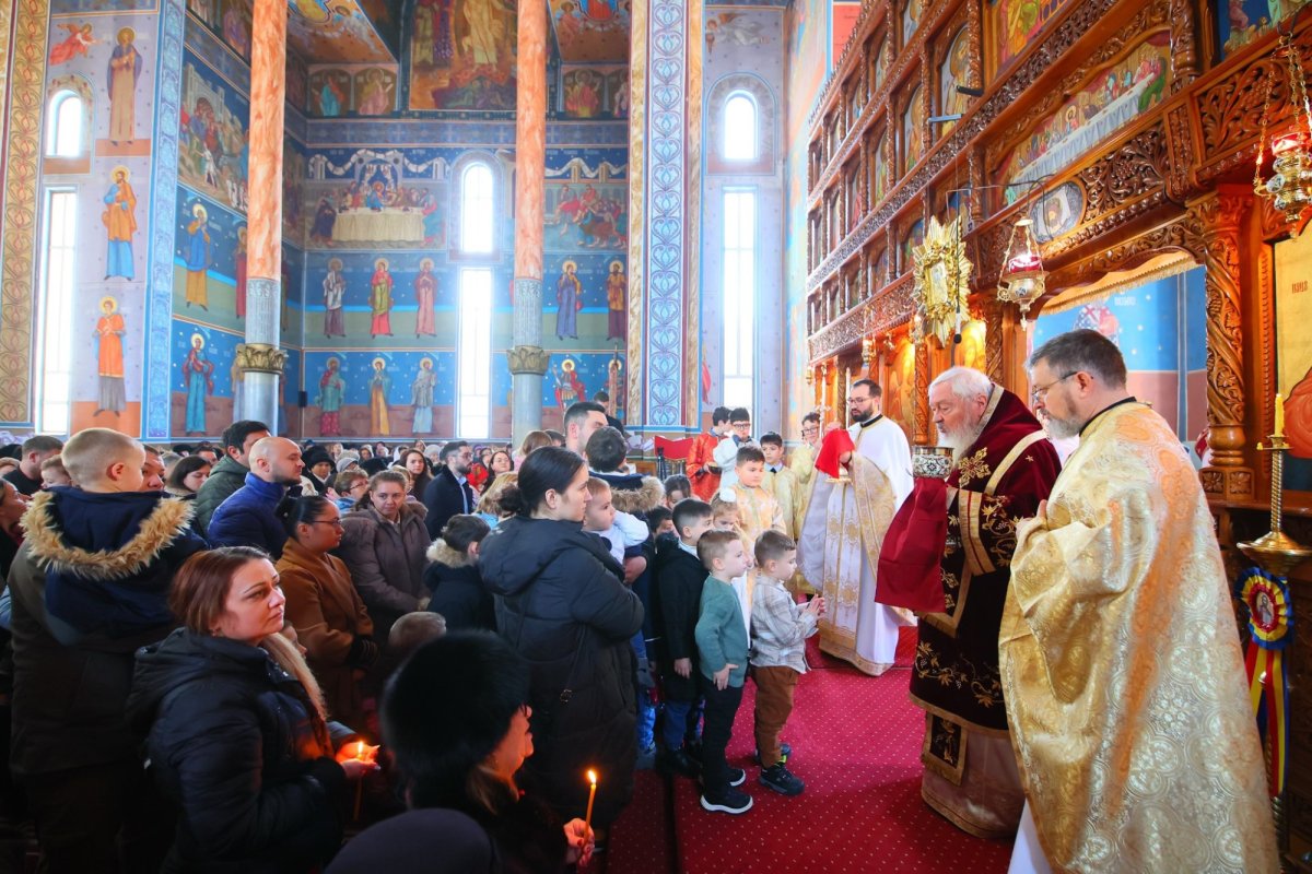 Slujire arhierească la Biserica „Învierea Domnului” din Turda 353851