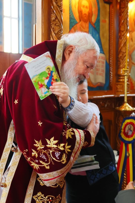 Slujire arhierească la Biserica „Învierea Domnului” din Turda 353854