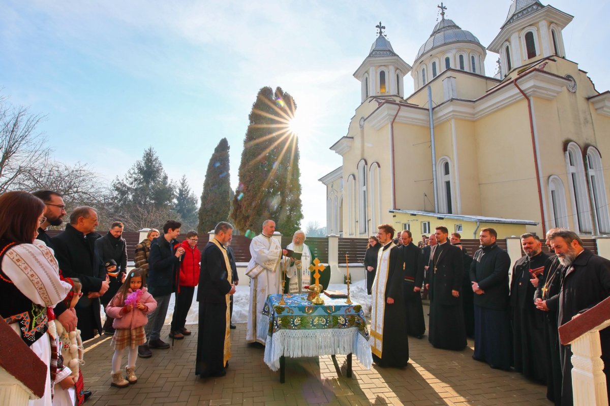 Slujire arhierească la Biserica „Învierea Domnului” din Turda 353855