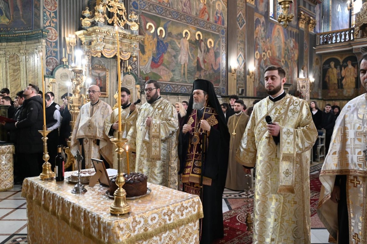 Parastas pentru Episcopul Roman Ciorogariu și serbare dedicată Unirii la Oradea 353943