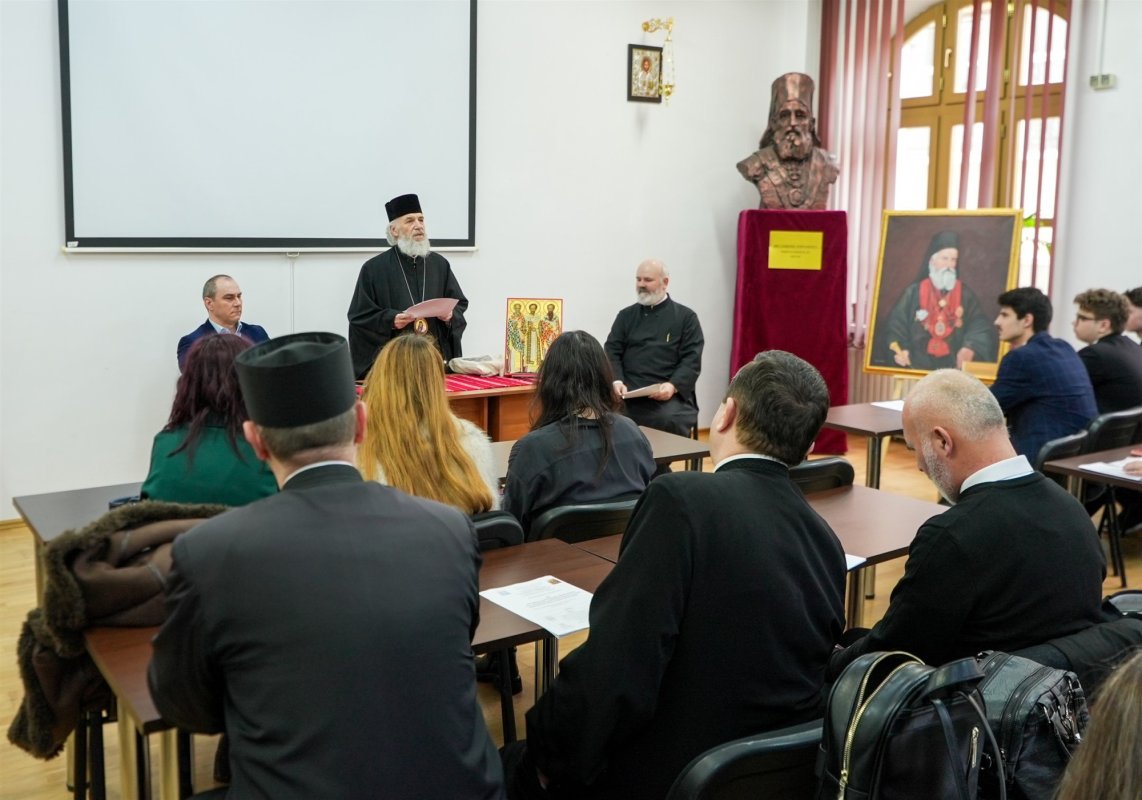Simpozion studenţesc dedicat Sfinţilor Trei Ierarhi la Galaţi 354010
