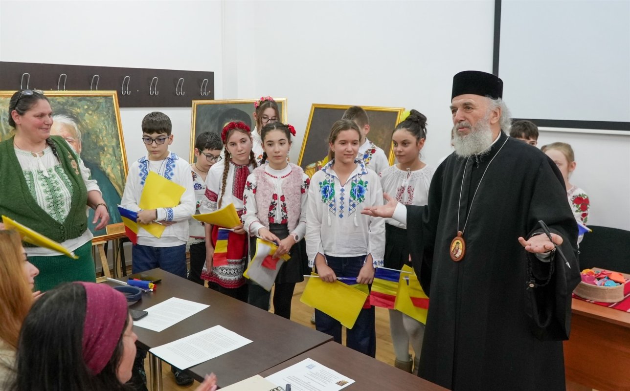 Simpozion studenţesc dedicat Sfinţilor Trei Ierarhi la Galaţi 354012