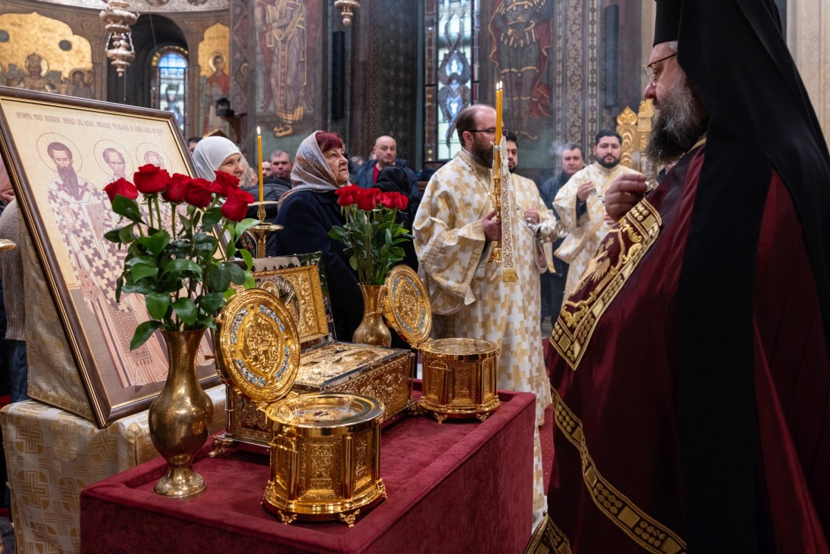 Sfinții Trei Ierarhi cinstiți la Catedrala Patriarhală 354090