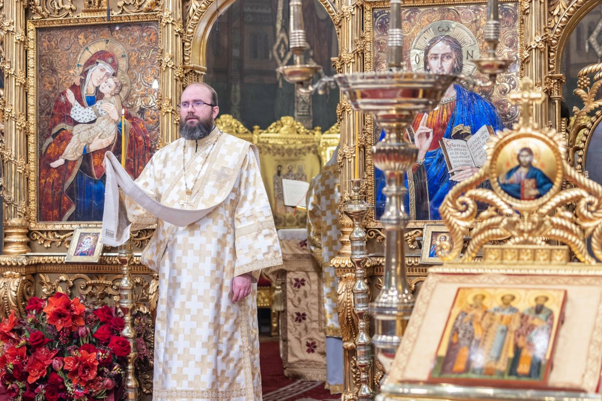 Sfinții Trei Ierarhi cinstiți la Catedrala Patriarhală 354096