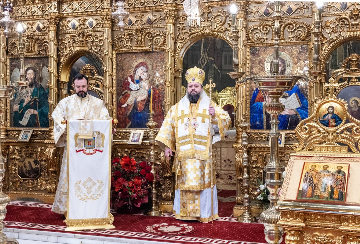Sfinții Trei Ierarhi cinstiți la Catedrala Patriarhală 354097