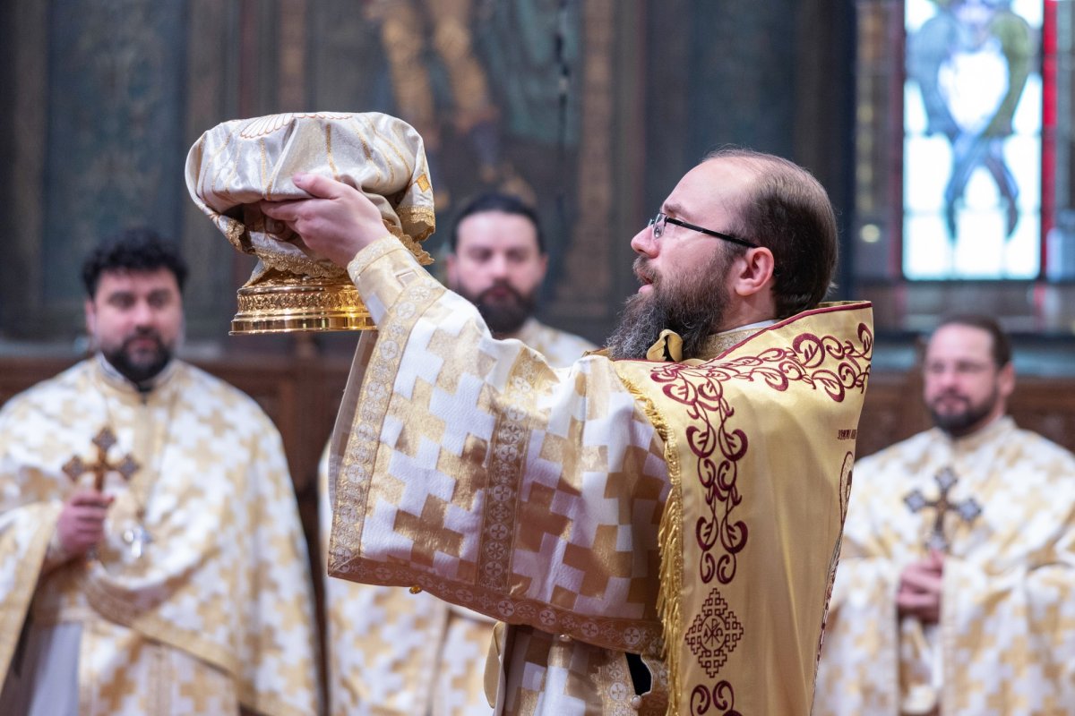 Sfinții Trei Ierarhi cinstiți la Catedrala Patriarhală 354098