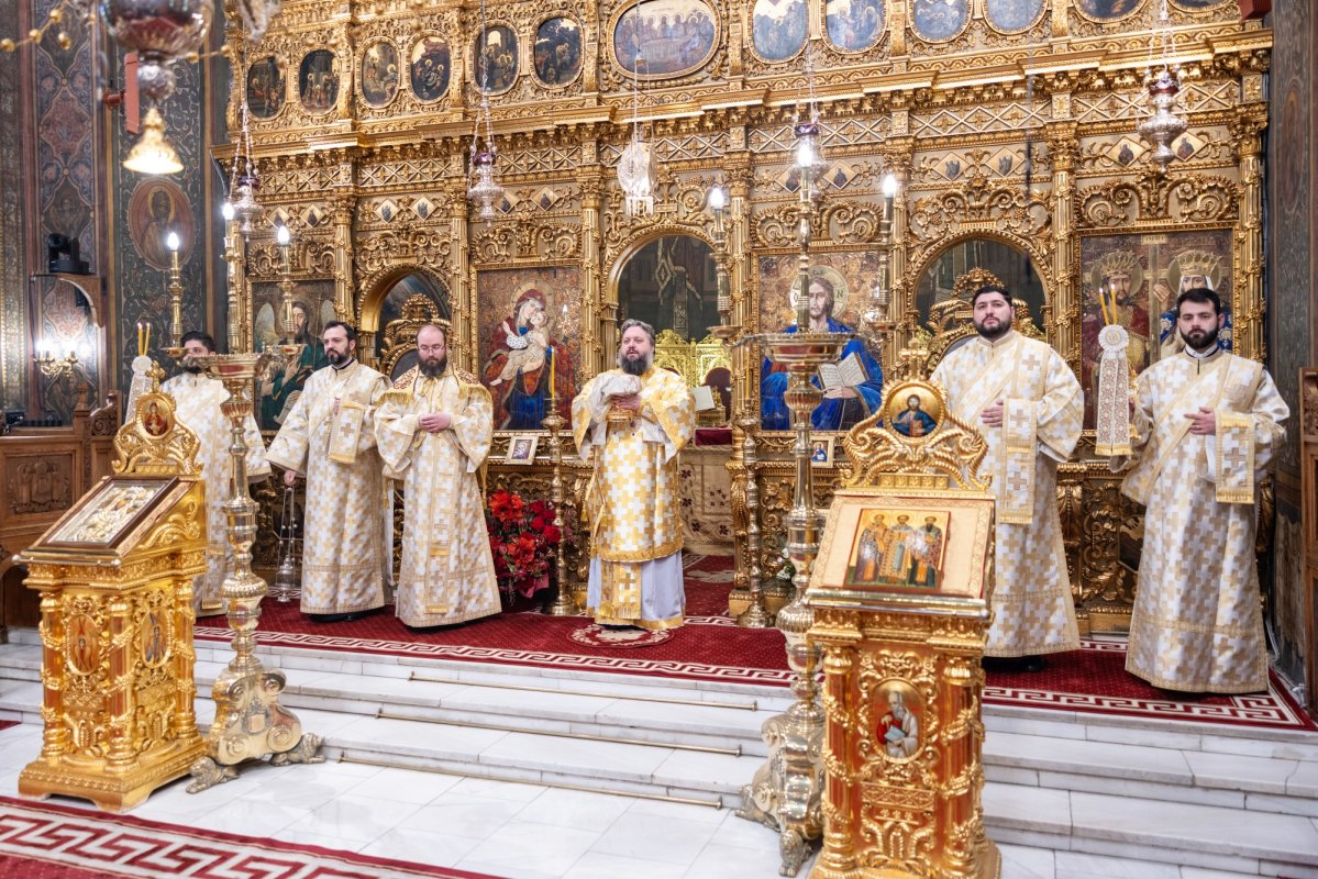 Sfinții Trei Ierarhi cinstiți la Catedrala Patriarhală 354100