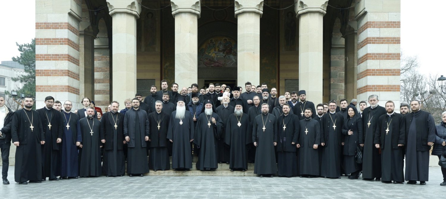 Teri ierarhi la hramul Facultății de Teologie Ortodoxă din Craiova 354336