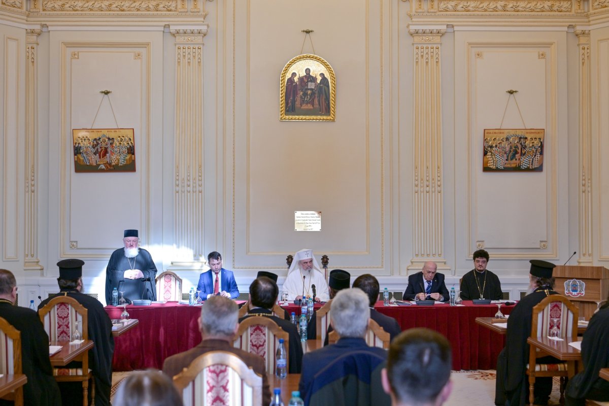 Centenarul Patriarhiei Române, noi sfinţi români şi sfinţirea picturii Catedralei Naţionale 354509