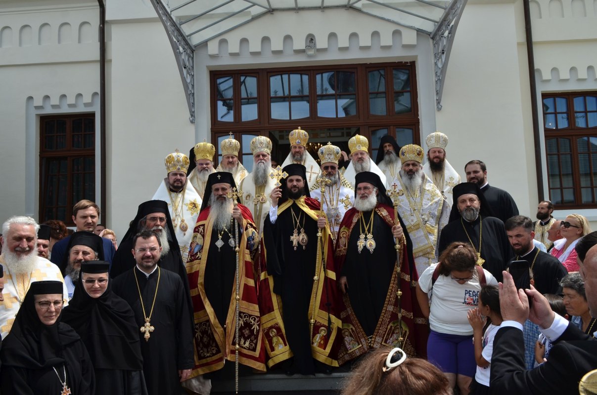 Centenarul Patriarhiei Române, noi sfinţi români şi sfinţirea picturii Catedralei Naţionale 354514