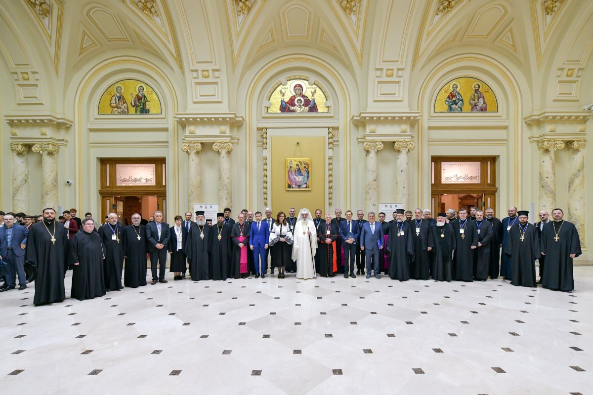 Centenarul Patriarhiei Române, noi sfinţi români şi sfinţirea picturii Catedralei Naţionale 354526