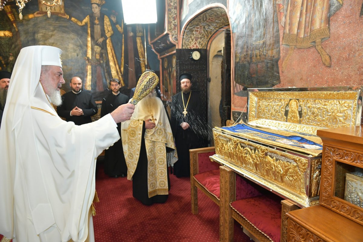 Centenarul Patriarhiei Române, noi sfinţi români şi sfinţirea picturii Catedralei Naţionale 354544