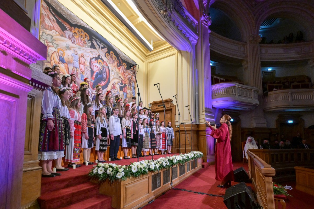 Centenarul Patriarhiei Române, noi sfinţi români şi sfinţirea picturii Catedralei Naţionale 354546