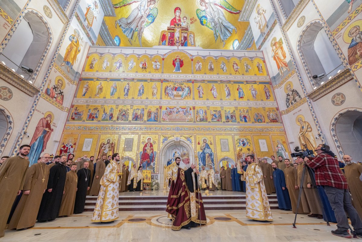 Centenarul Patriarhiei Române, noi sfinţi români şi sfinţirea picturii Catedralei Naţionale 354548