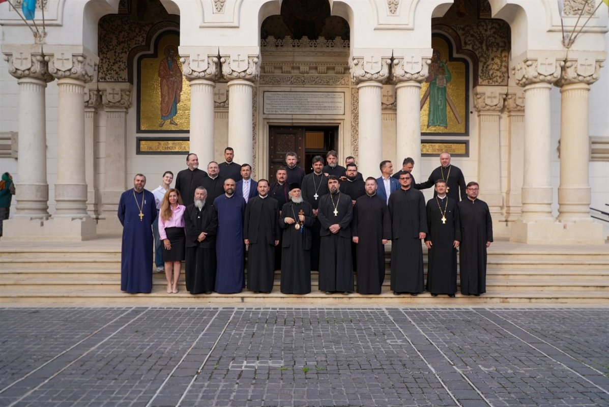 Centenarul Patriarhiei Române, noi sfinţi români şi sfinţirea picturii Catedralei Naţionale 354553