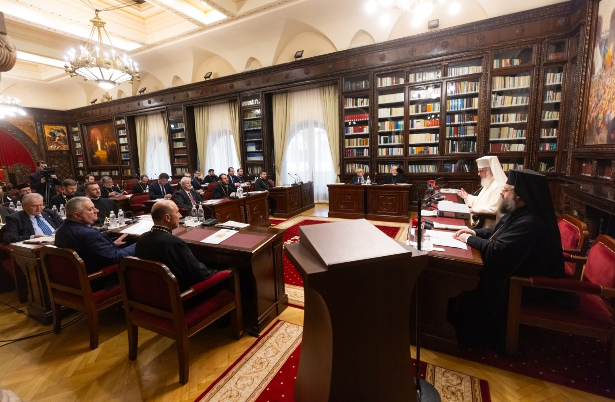 Centenarul Patriarhiei Române, noi sfinţi români şi sfinţirea picturii Catedralei Naţionale 354558