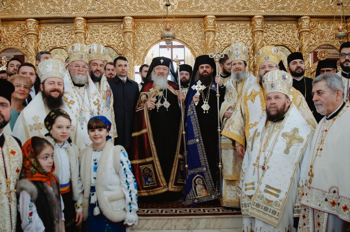 Centenarul Patriarhiei Române, noi sfinţi români şi sfinţirea picturii Catedralei Naţionale 354570