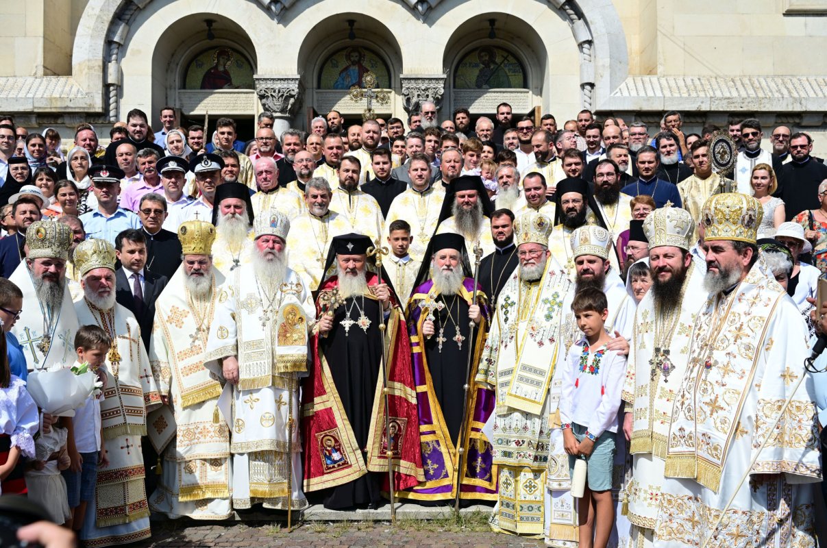 Centenarul Patriarhiei Române, noi sfinţi români şi sfinţirea picturii Catedralei Naţionale 354571