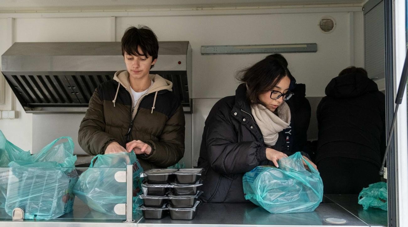 Daruri pentru persoane vulnerabile oferite de elevii Liceului „Varlaam Mitropolitul” 354971