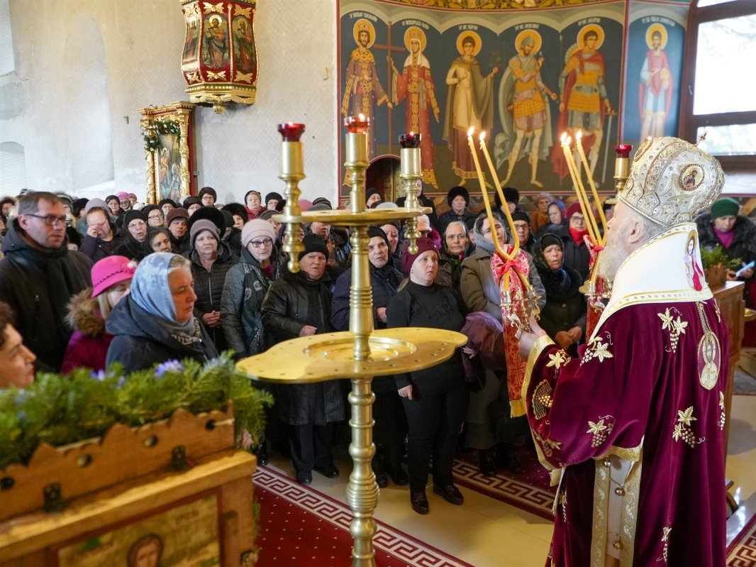 Sărbătoare luminoasă la o biserică din Galaţi 355173