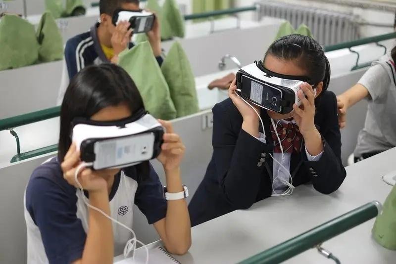 „Digitalizarea şcolii înseamnă introducerea unei uriașe mașinării antiatenție în procesul învățării” 354879