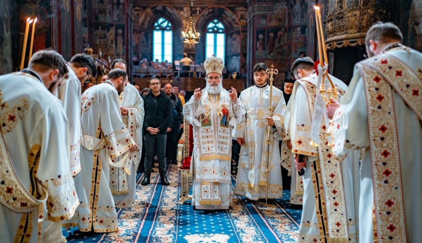 Liturghie arhierească la catedrala din Roman 355434