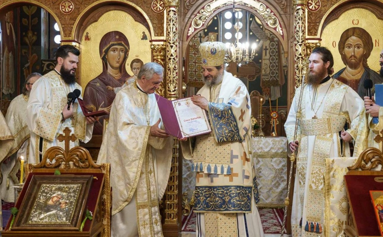 Noi slujitori la Biserica Galata din Iași 355431