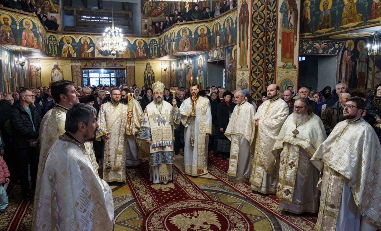 Noi slujitori la Biserica Galata din Iași 355433