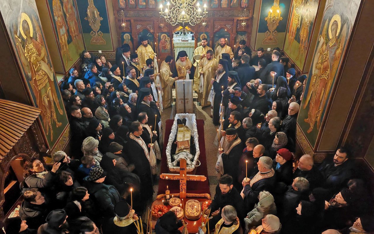 O viață lungă închinată lui Dumnezeu, sfinților şi pelerinilor - arhimandritul Climent Haralamb 355529