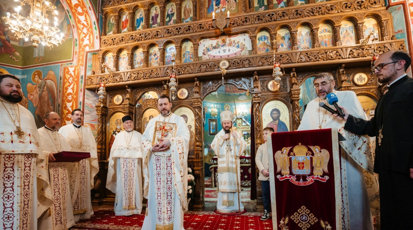 Liturghie arhierească și instalarea noului paroh la catedrala din Gura Humorului 355623