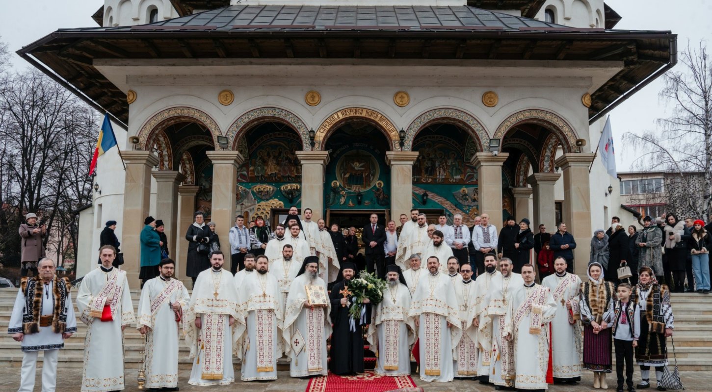 Liturghie arhierească și instalarea noului paroh la catedrala din Gura Humorului 355624